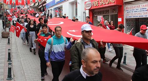 A­r­t­v­i­n­­d­e­ ­5­0­ ­m­e­t­r­e­ ­u­z­u­n­l­u­ğ­u­n­d­a­k­i­ ­T­ü­r­k­ ­b­a­y­r­a­ğ­ı­y­l­a­ ­“­C­u­m­h­u­r­i­y­e­t­ ­Y­ü­r­ü­y­ü­ş­ü­”­ ­y­a­p­ı­l­d­ı­